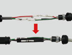 各パーツを電線に通した後、電線を接続ガイドにセットし、固定する。